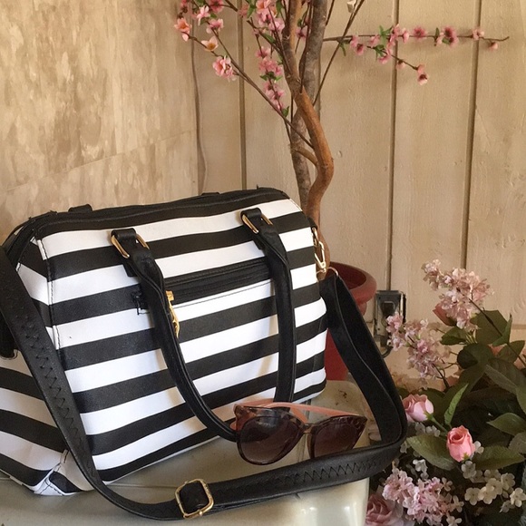 ‼️SOLD‼️NWOT/B&W STRIPED GOLDFISH TOTE - Picture 3 of 7